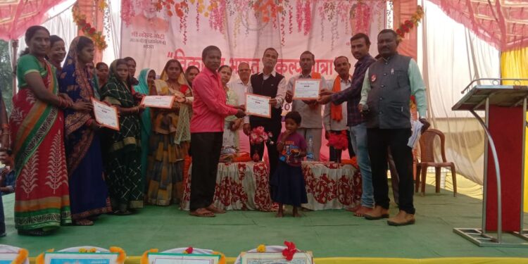 खम्हारडीह में विकसित भारत संकल्प यात्रा के दौरान हजारों की संख्या में उपस्थित हुए ग्रामीण