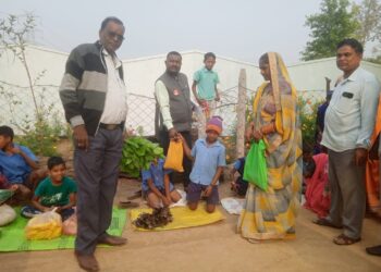 प्राथमिक शाला खमहारडीह में लगा अनोखा बाजार