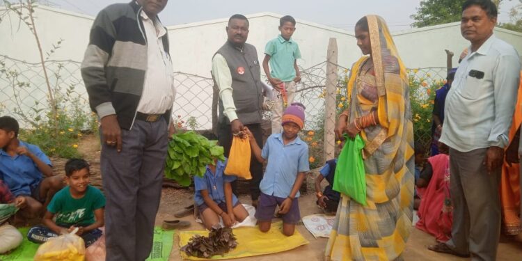 प्राथमिक शाला खमहारडीह में लगा अनोखा बाजार