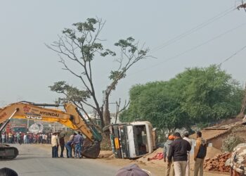 पेट्रोल-डीजल से भरे टैंकर वाहन सायकल सवार युवक ठोकर मारकर पल्टा, घायल का चल रहा रायपुर में ईलाज