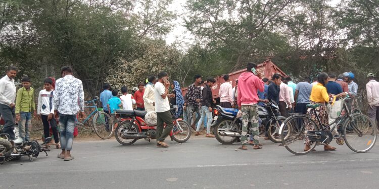 मवेशी को बचान के चक्कर में बाइक चालक हुआ दुर्घटना का शिकार