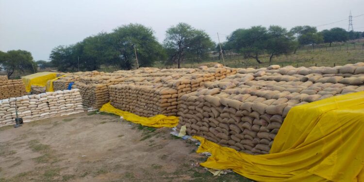 अचानक से मौसम में हुआ परिवर्तन, खरीदी केन्द्रों में खुले में पड़ा है धान