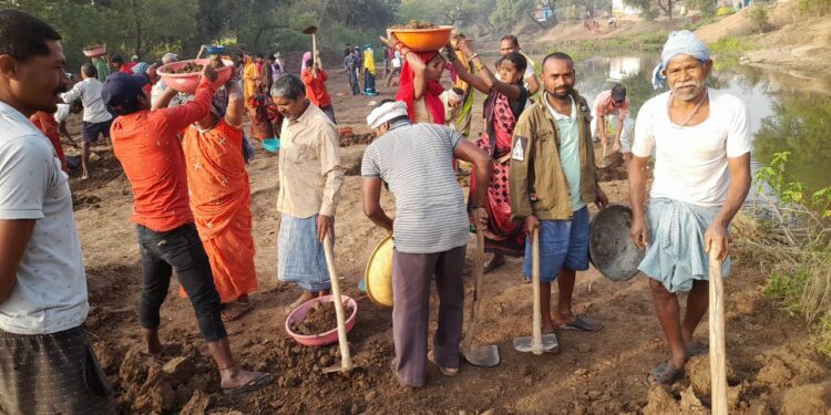 धनगांव में चल रहा है दो सप्ताह से मनरेगा का कार्य 
