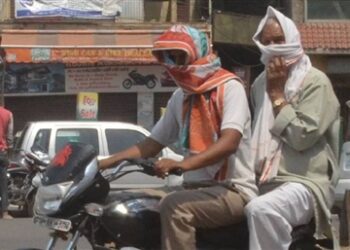 बढ़ते गर्मी से 41 डिग्री पहुंचा पारा, धूप से बचने कपड़ा बांधकर निकल रहे लोग 