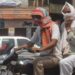 बढ़ते गर्मी से 41 डिग्री पहुंचा पारा, धूप से बचने कपड़ा बांधकर निकल रहे लोग 