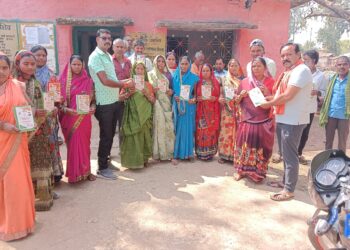 ग्राम पंचायत धाराशिव में नवीन राशन कार्ड का किया गया वितरण