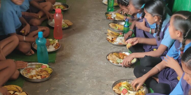 ग्राम कोरदा के सरकारी स्कूल में न्योता भोज का किया गया आयोजन