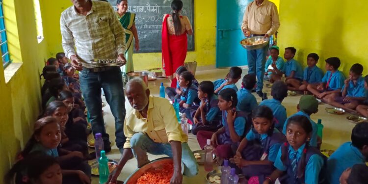 पूर्व माध्यमिक शाला पैजनी में विदाई एवं न्यौता भोज का आयोजन 