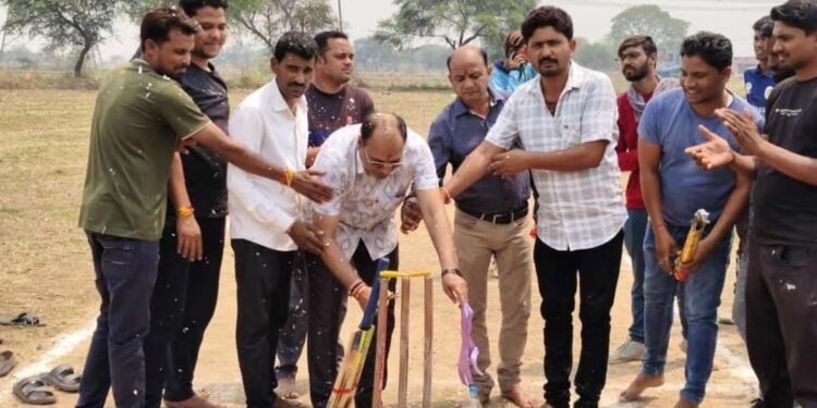 लवन में टेनिस बाल क्रिकेट प्रतियोगिता का हुआ शुभारंभ