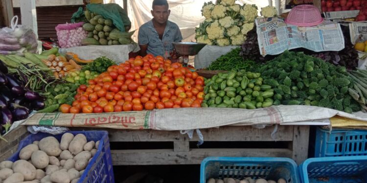 गर्मी के साथ साथ सब्जियां भी दिखा रही तल्ख तेवर