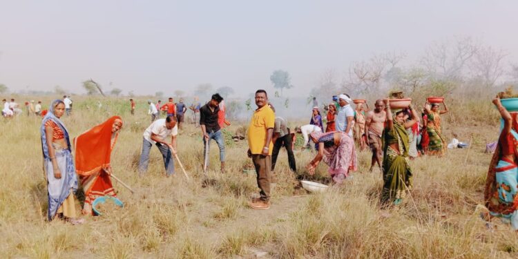 पहांदा खैरा के ग्रामीण परिवारों को लगातार मिल रहा रोजगार