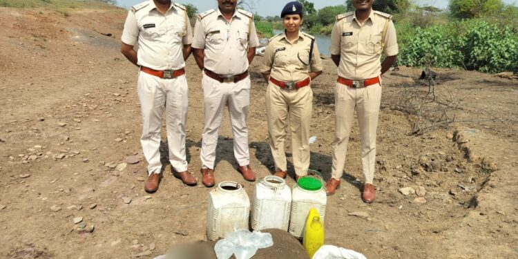 आबकारी विभाग की कार्रवाई, 117.5 बल्क लीटर महुआ शराब जब्त, 1140 किलो महुआ लाहन को किया गया नष्ट