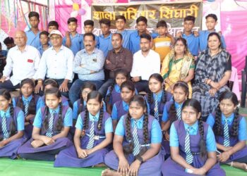 8वी के छात्र छात्राओं को दिया गया विदाई