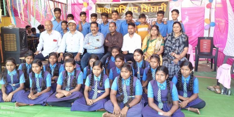 8वी के छात्र छात्राओं को दिया गया विदाई