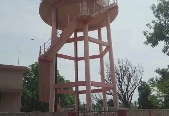 भीषण गर्मी में सरपंच ने रोकी पानी सप्लाई, आधी आबादी के लोग बूंद-बूंद के लिए तरस रहे 