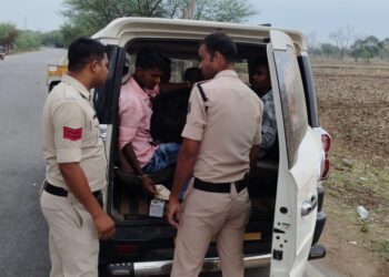 लोक सभा चुनाव के मद्देनजर बैरियर लगाकर संदिग्ध वाहनों की जा रही है, चेकिंग