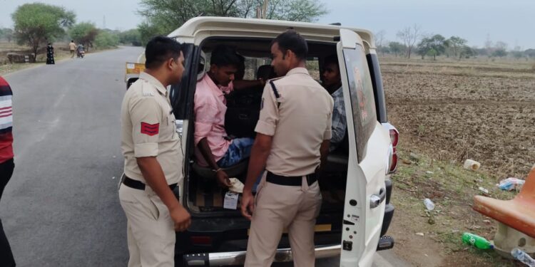 लोक सभा चुनाव के मद्देनजर बैरियर लगाकर संदिग्ध वाहनों की जा रही है, चेकिंग