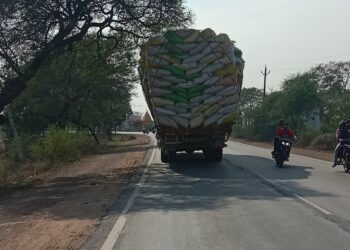 लवन-बलौदाबाजार मार्ग पर हादसे को बुलावा