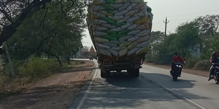 लवन-बलौदाबाजार मार्ग पर हादसे को बुलावा