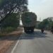 लवन-बलौदाबाजार मार्ग पर हादसे को बुलावा