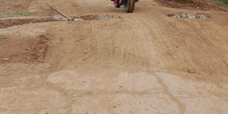 टूटी पुल से झांक रहा सरिया, हादसे का खतरा, जिम्मेदार मौन