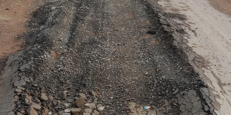 पांच साल की गारंटी वाली सड़क समय से पहले उखड़ी