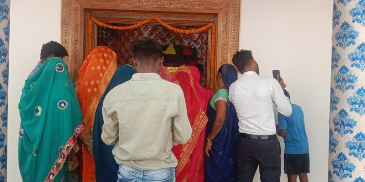 पंचमी पर देवी मंदिरों में उमड़ी भक्तों की भीड़