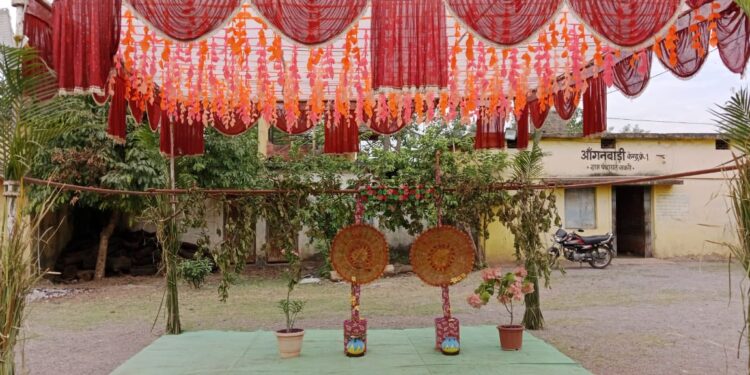 मतदान केंद्र संकरी बना आकर्षण का केंद्र