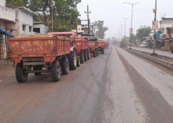 ट्रैक्टर ट्राली का पंजीयन कृषि के नाम पर, भर रहे है रेत मुरूम व बैठा रहे है सवारिया