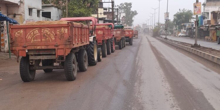 ट्रैक्टर ट्राली का पंजीयन कृषि के नाम पर, भर रहे है रेत मुरूम व बैठा रहे है सवारिया
