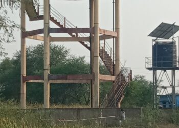 भीषण गर्मी में सरपंच कर रहा मनमानी, आधे गांव को दे रहा पानी, आधे गांव पानी के लिए तरस रहा