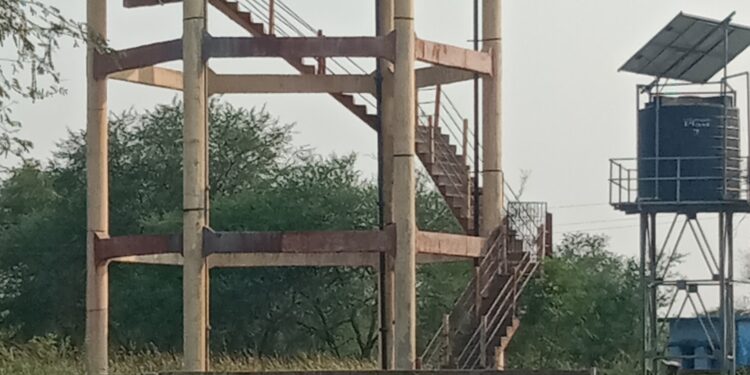 भीषण गर्मी में सरपंच कर रहा मनमानी, आधे गांव को दे रहा पानी, आधे गांव पानी के लिए तरस रहा