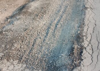 गारंटी अवधि में उखड़ी प्रधानमंत्री ग्राम सड़क योजना से बनी सड़क, जिम्मेदार विभाग का ध्यान नहीं