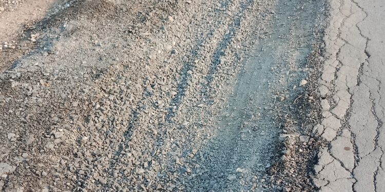 गारंटी अवधि में उखड़ी प्रधानमंत्री ग्राम सड़क योजना से बनी सड़क, जिम्मेदार विभाग का ध्यान नहीं