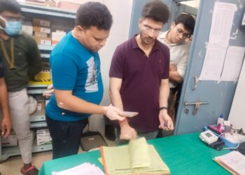 क्लेक्टर पहुंचे निरीक्षण करने, मरीजों का जाना हाल चाल