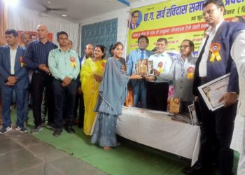 रदेश स्तरीय सम्मान समाराहे में प्रतिभावान छात्र-छात्राओं का किया गया सम्मान