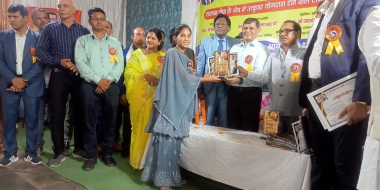 रदेश स्तरीय सम्मान समाराहे में प्रतिभावान छात्र-छात्राओं का किया गया सम्मान