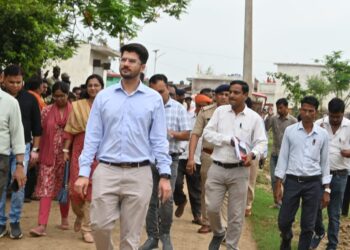 तुरमा में डायरिया के मिले 82 मरीज, खबर मिलते ही गांव पहुंचे कलेक्टर