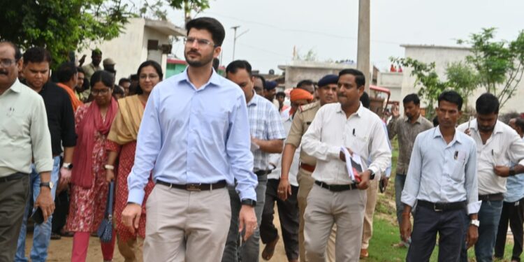 तुरमा में डायरिया के मिले 82 मरीज, खबर मिलते ही गांव पहुंचे कलेक्टर