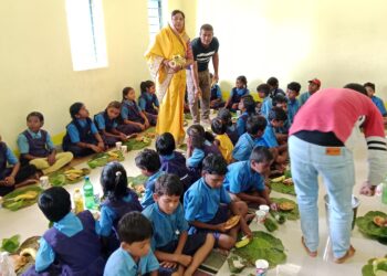 सकरी के प्राथमिक शाला भवन में वर्मा परिवार द्वारा किया गया न्योता भोज कार्यक्रम का आयोजन