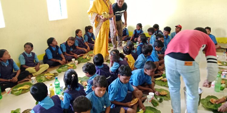 सकरी के प्राथमिक शाला भवन में वर्मा परिवार द्वारा किया गया न्योता भोज कार्यक्रम का आयोजन