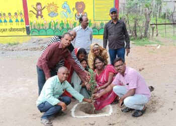 मुंडा के आंगनबाड़ी केंद्र दो मे किया गया वृक्षारोपण 