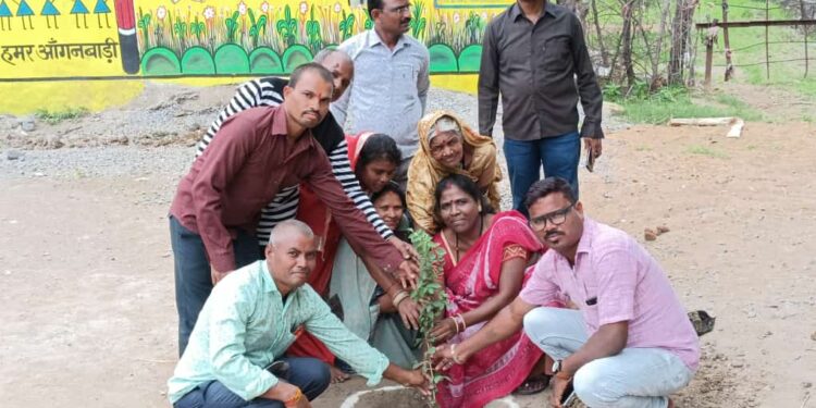 मुंडा के आंगनबाड़ी केंद्र दो मे किया गया वृक्षारोपण