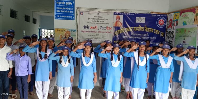 दतान (खैरा) के स्वयंम सेवकों ने कारगिल विजय दिवस पर दी सलामी