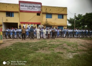 सरखोर में 75 छात्राओं को दिया साइकिल, अब स्कूल जाने में नहीं होगी परेशानी