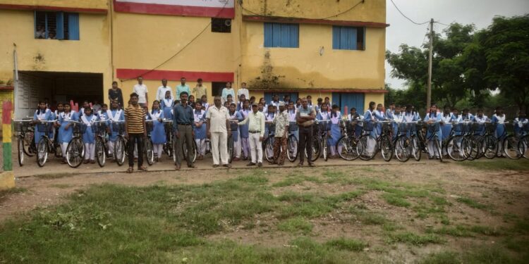 सरखोर में 75 छात्राओं को दिया साइकिल, अब स्कूल जाने में नहीं होगी परेशानी