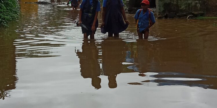 आजादी के 7 दशक बाद भी वार्ड की रोड नहीं बनने पर कोरदा गांव के ग्रामीण नारकीय जीवन जीने को मजबूर