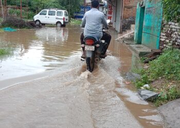 लगातार हो रही बारिश के चलते नगर की गलियो एवं घरों में घुसा पानी