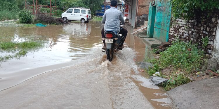 लगातार हो रही बारिश के चलते नगर की गलियो एवं घरों में घुसा पानी