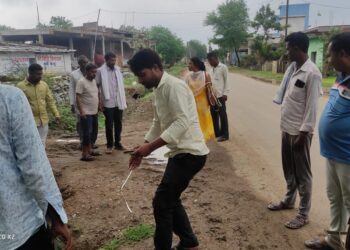 पंचायत ने तीन दिनों के भीतर नाली खुदवाकर पानी निकासी की व्यवस्था करने दिया आश्वासन दिया